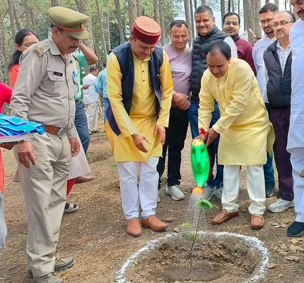 रासी के पास पेड़ लगाते डॉक्टर धन सिंह रावत