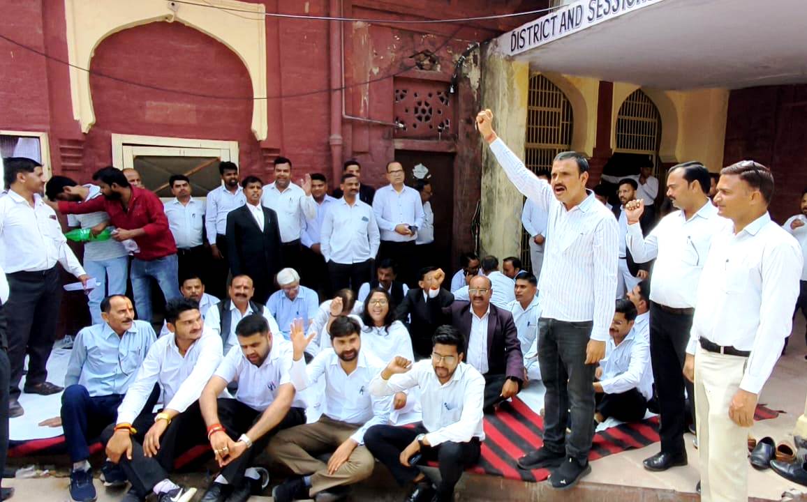 चैंबर्स की मांग को लेकर अधिवक्ताओं का कार्य बहिष्कार चैंबर्स की मांग को लेकर अधिवक्ताओं का कार्य बहिष्कार