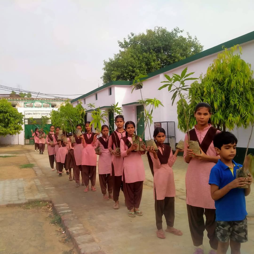 पौधरोपण करने जाते स्कूली बच्चे पौधरोपण करने जाते स्कूली बच्चे