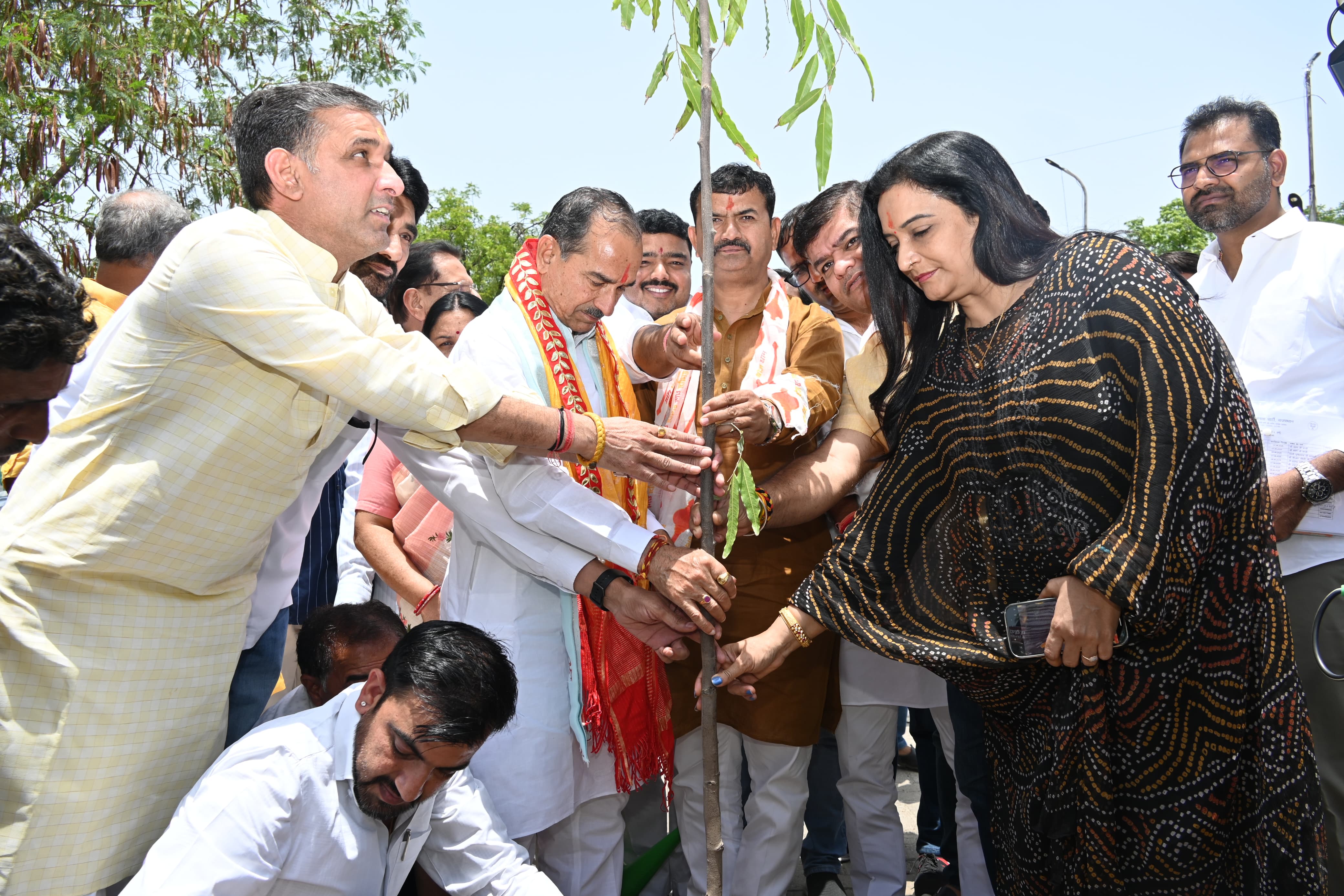 भाजपा कार्यालय पर वृक्षारोपण करते हुए भाजपा प्रदेश अध्यक्ष राठौड़। भाजपा कार्यालय पर वृक्षारोपण करते हुए भाजपा प्रदेश अध्यक्ष राठौड़।