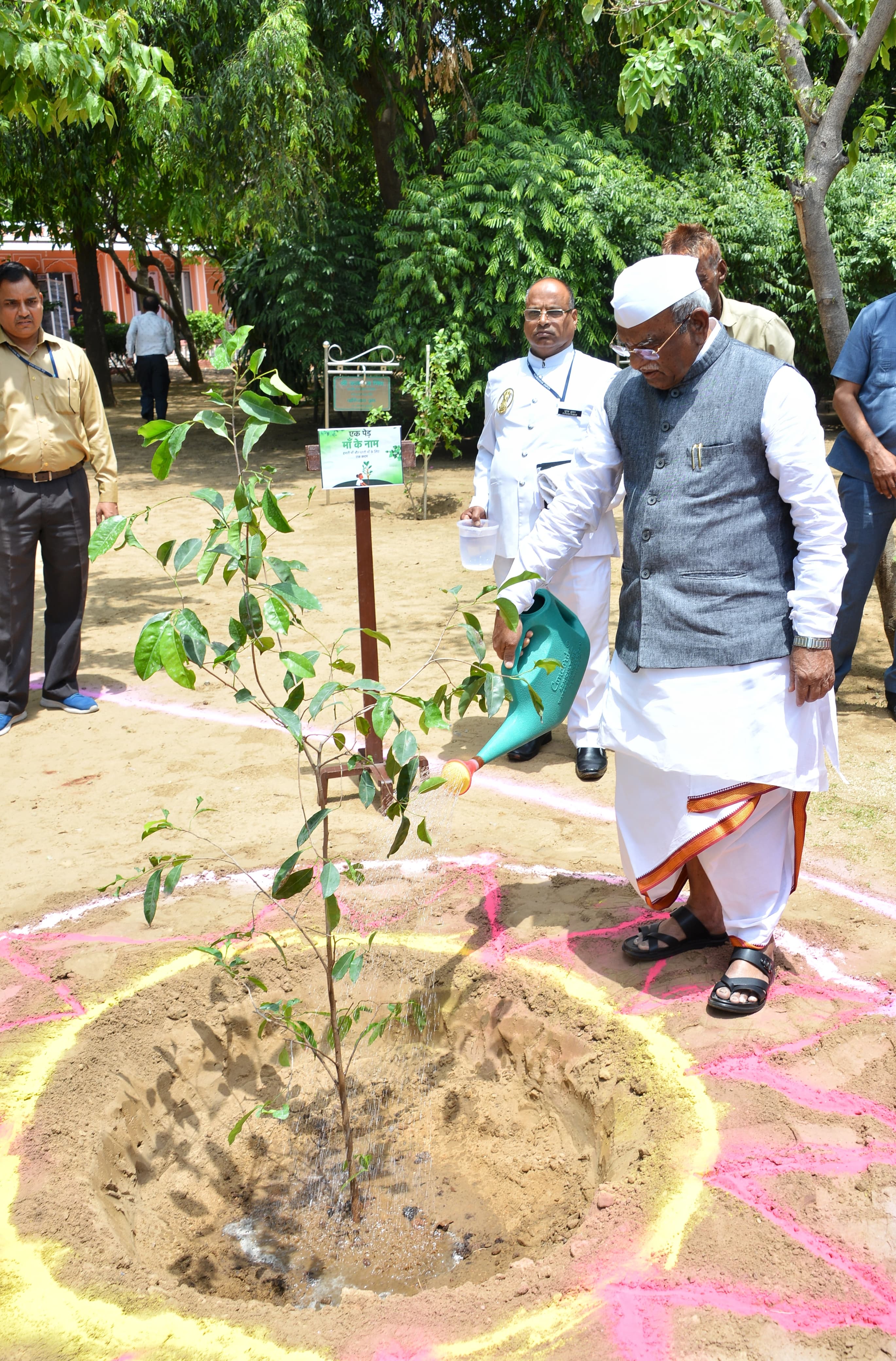 विश्व पर्यावरण दिवस पर राज्यपाल पौधारोपण करते हुए। विश्व पर्यावरण दिवस पर राज्यपाल पौधारोपण करते हुए।