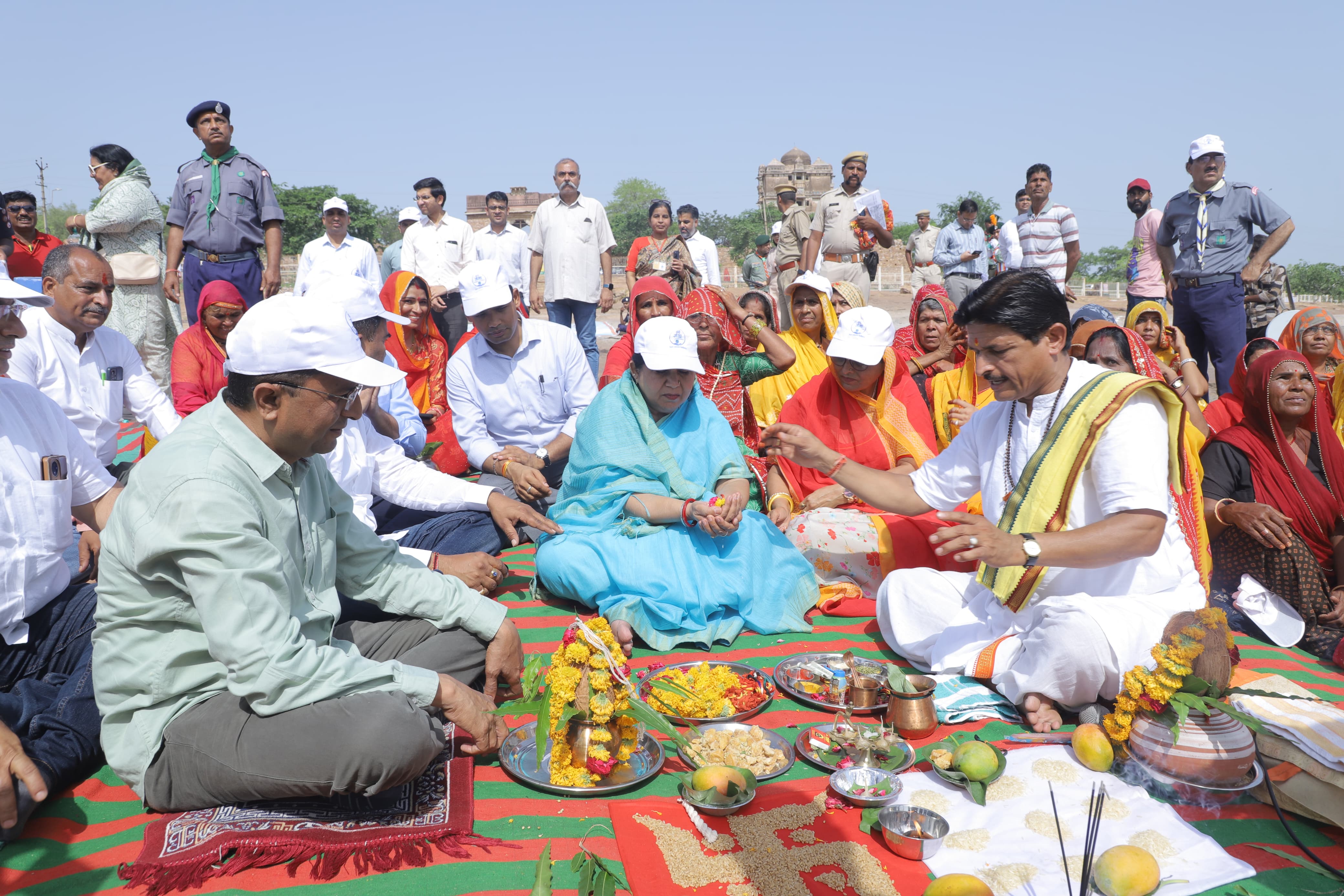 चित्तौड़ दुर्ग पर जल संरक्षण अभियान का प्रभारी मंत्री व अन्य ने आगाज किया। चित्तौड़ दुर्ग पर जल संरक्षण अभियान का प्रभारी मंत्री व अन्य ने आगाज किया।