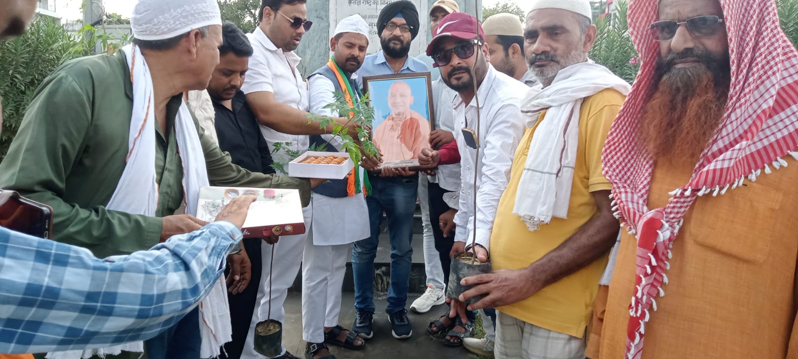 मुख्यमंत्री योगी आदित्यनाथ के जन्म दिन मनाते हुए अल्पसंख्यक मोर्चा भाजपा के कार्यकर्ताओं का छाया चित्र