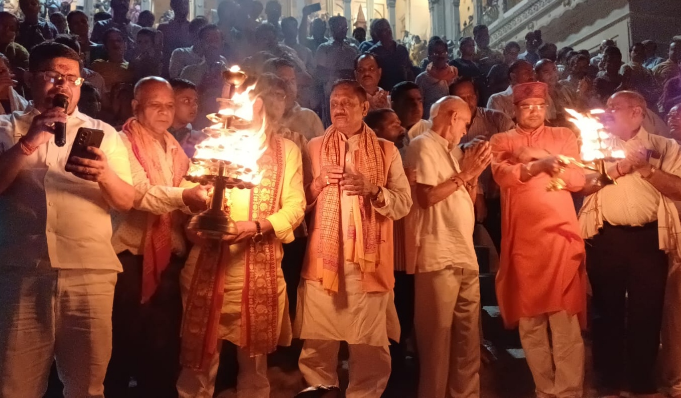 पक्का घाट पर माँ गंगा की भव्य पूजा-अर्चना और दुग्धाभिषेक का आयोजन पक्का घाट पर माँ गंगा की भव्य पूजा-अर्चना और दुग्धाभिषेक का आयोजन