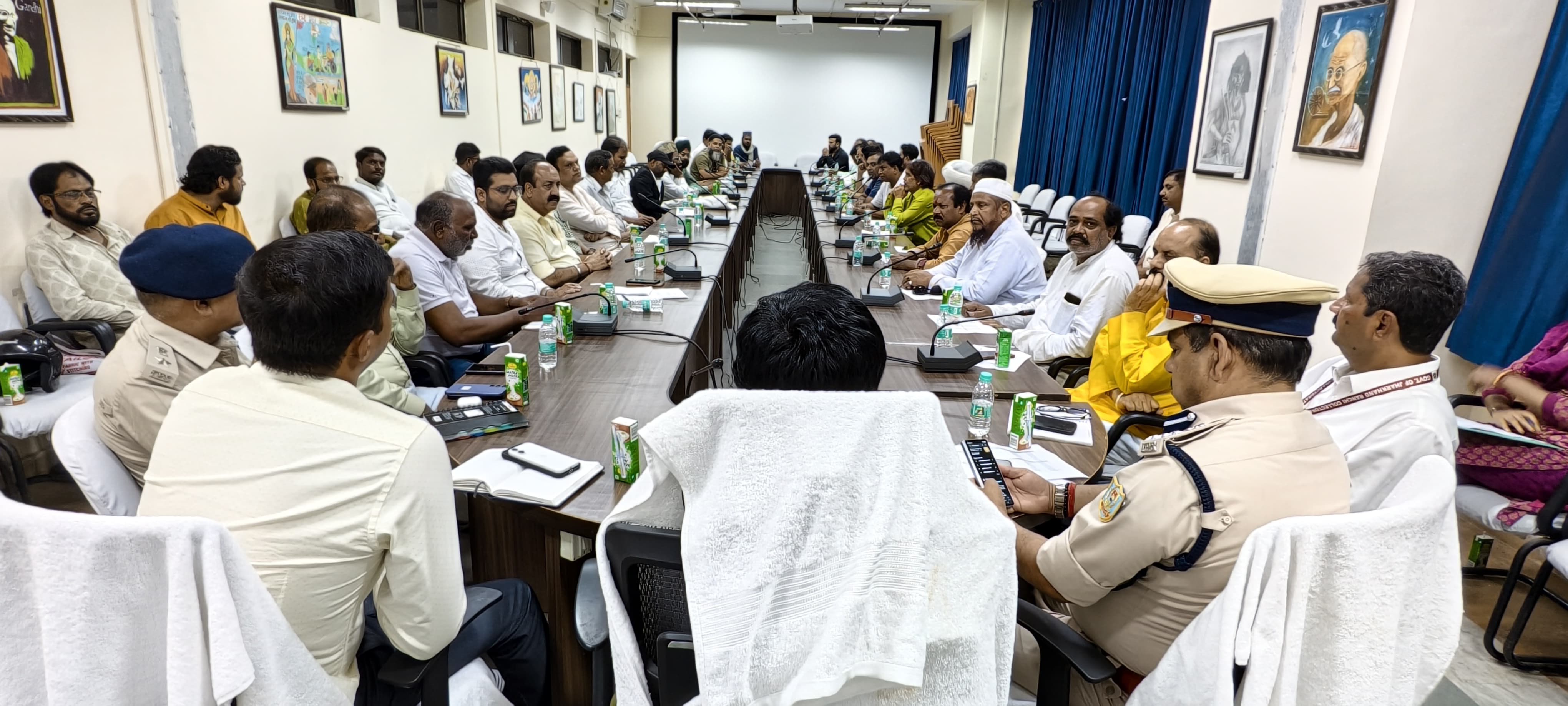 शांति समिति की बैठक की तस्वीर शांति समिति की बैठक की तस्वीर