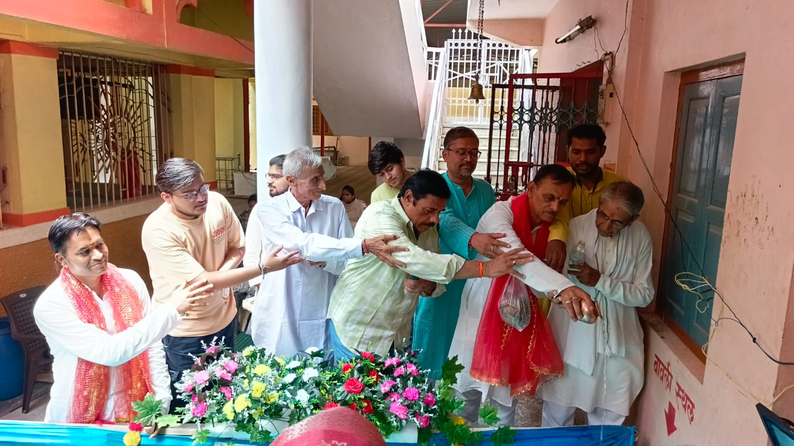 बावली में जल अर्पित करते हुए मंदिर समिति के पदाधिकारी व अन्य। बावली में जल अर्पित करते हुए मंदिर समिति के पदाधिकारी व अन्य।