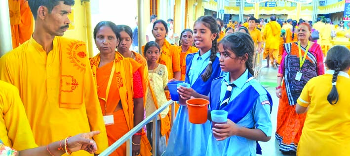 जल सेवा करते बच्चे जल सेवा करते बच्चे