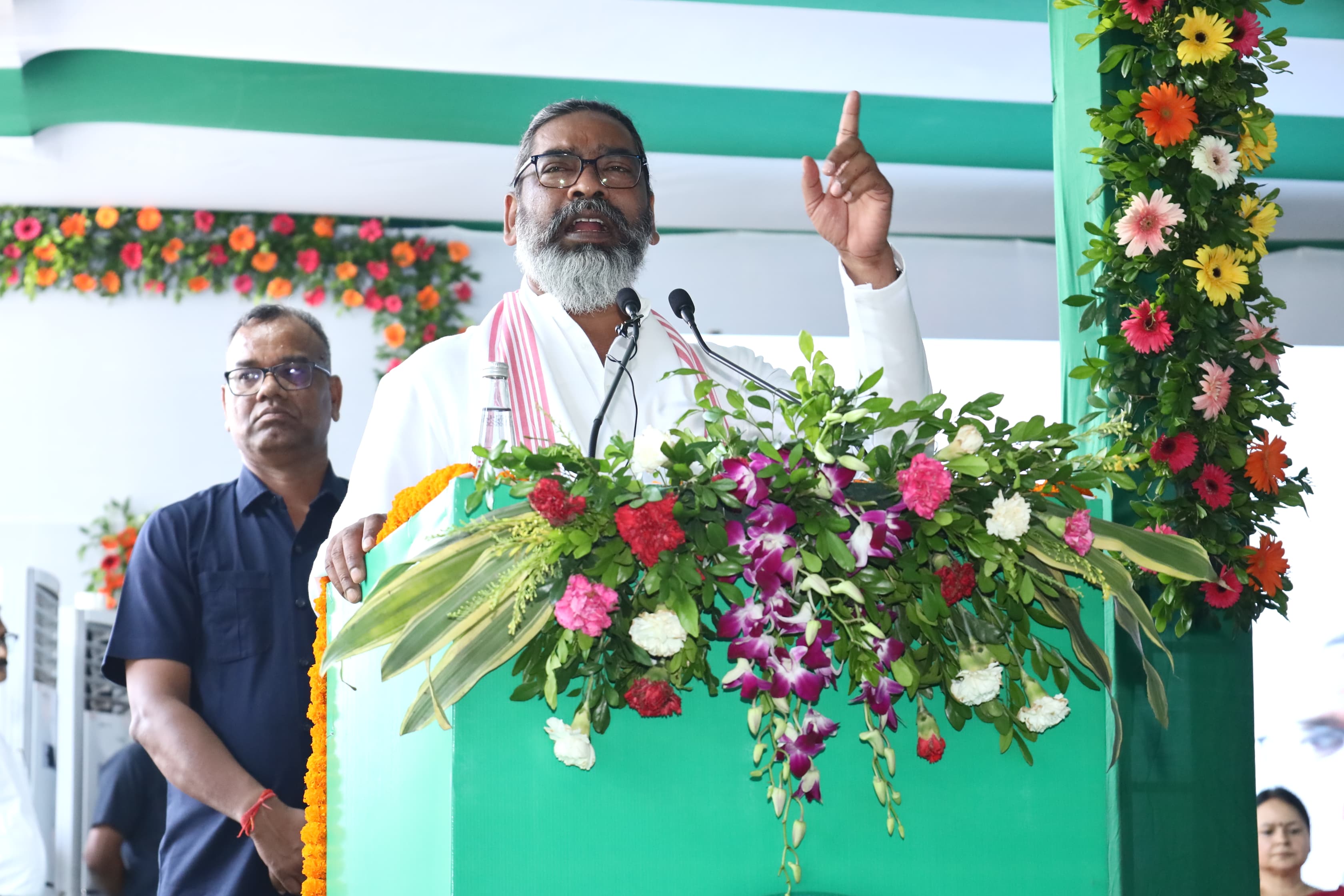 कार्यक्रम को संबोधित करते हुए मुख्यमंत्री कार्यक्रम को संबोधित करते हुए मुख्यमंत्री
