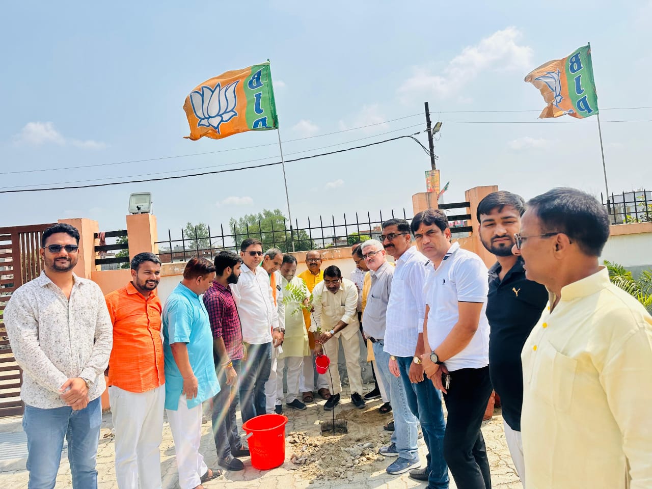 मुख्यमंत्री योगी आदित्यनाथ के जन्म दिवस पर पौधरोपण कर की गई दीर्घायु होने की कामना
