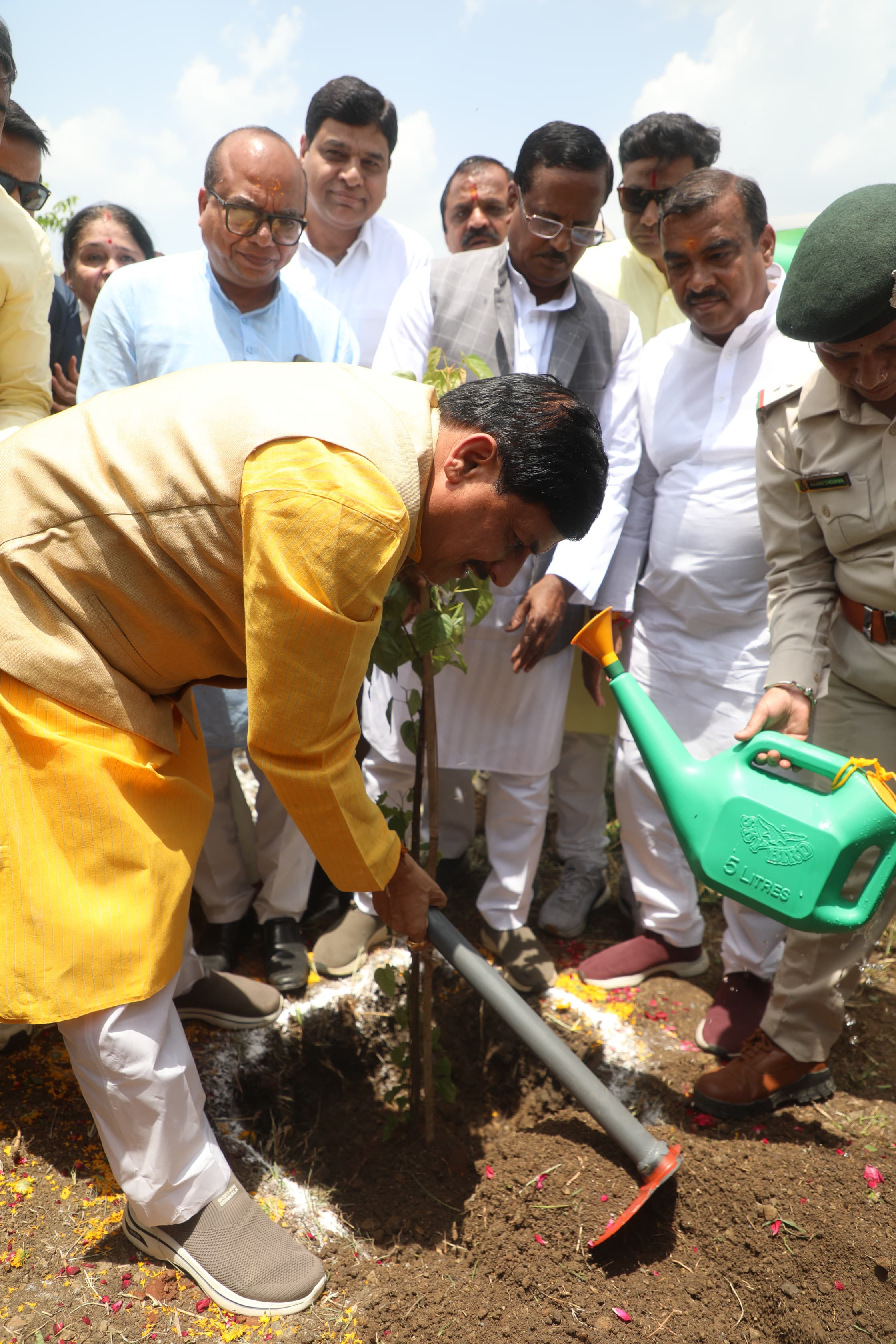 मुख्यमंत्री डॉ यादव ने विश्व पर्यावरण दिवस पर दताना एयर स्ट्रीप पर सिंदूर के पौधे का रोपण किया