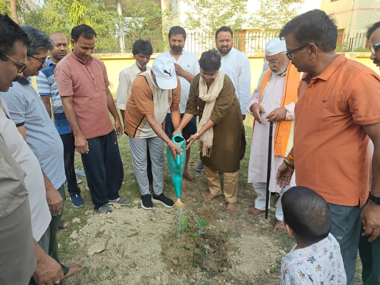 पर्यावरण दिवस पर पेड़ लगाते हुए कुलपति पर्यावरण दिवस पर पेड़ लगाते हुए कुलपति