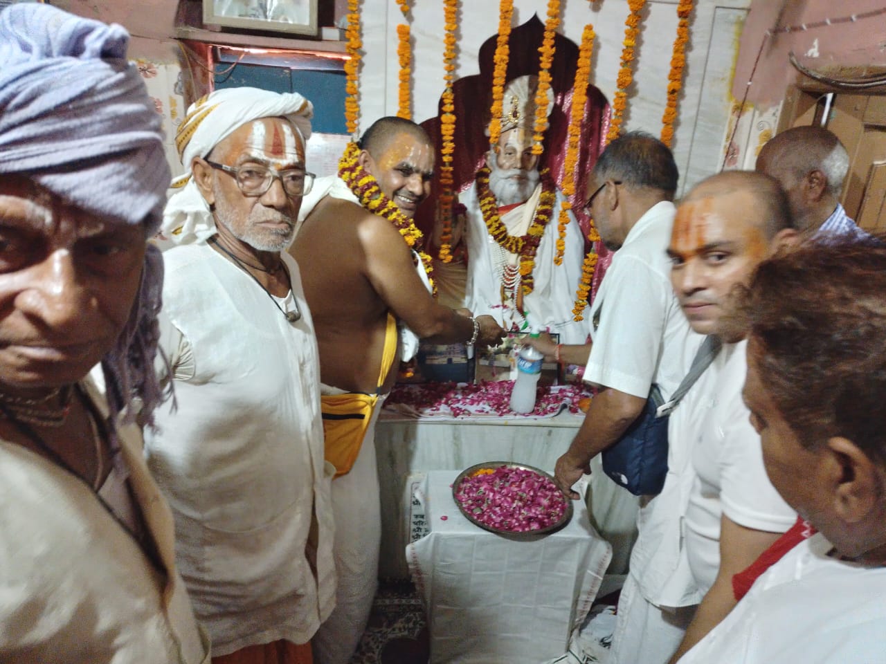 पुण्यतिथि पर महंत हरिशंकर शरण काे अर्पित किया श्रद्धासुमन पुण्यतिथि पर महंत हरिशंकर शरण काे अर्पित किया श्रद्धासुमन