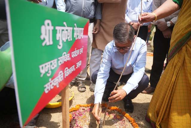 विश्व पर्यावरण दिवस पर पौधा लगाते हुए प्रमुख सचिव मुकेश (फोटो) विश्व पर्यावरण दिवस पर पौधा लगाते हुए प्रमुख सचिव मुकेश (फोटो)