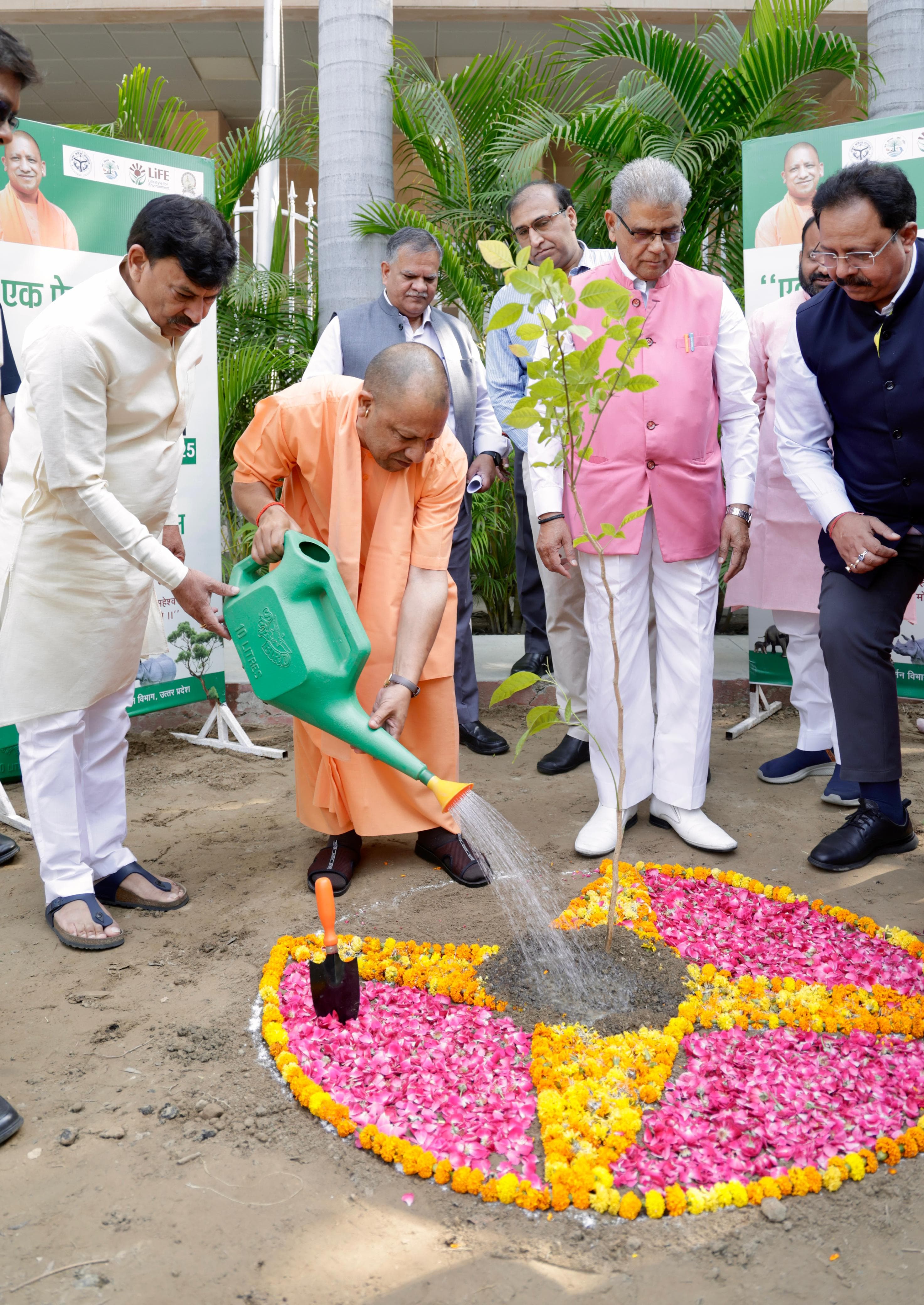 पौधरोपण करते मुख्यमंत्री पौधरोपण करते मुख्यमंत्री