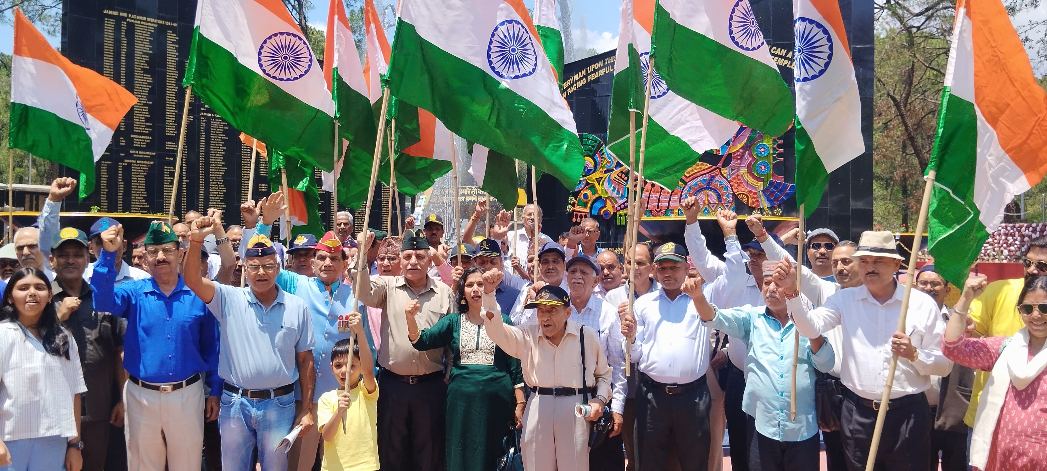 तिरंगा यात्रा निकालते हुए पूर्व सैनिक। तिरंगा यात्रा निकालते हुए पूर्व सैनिक।