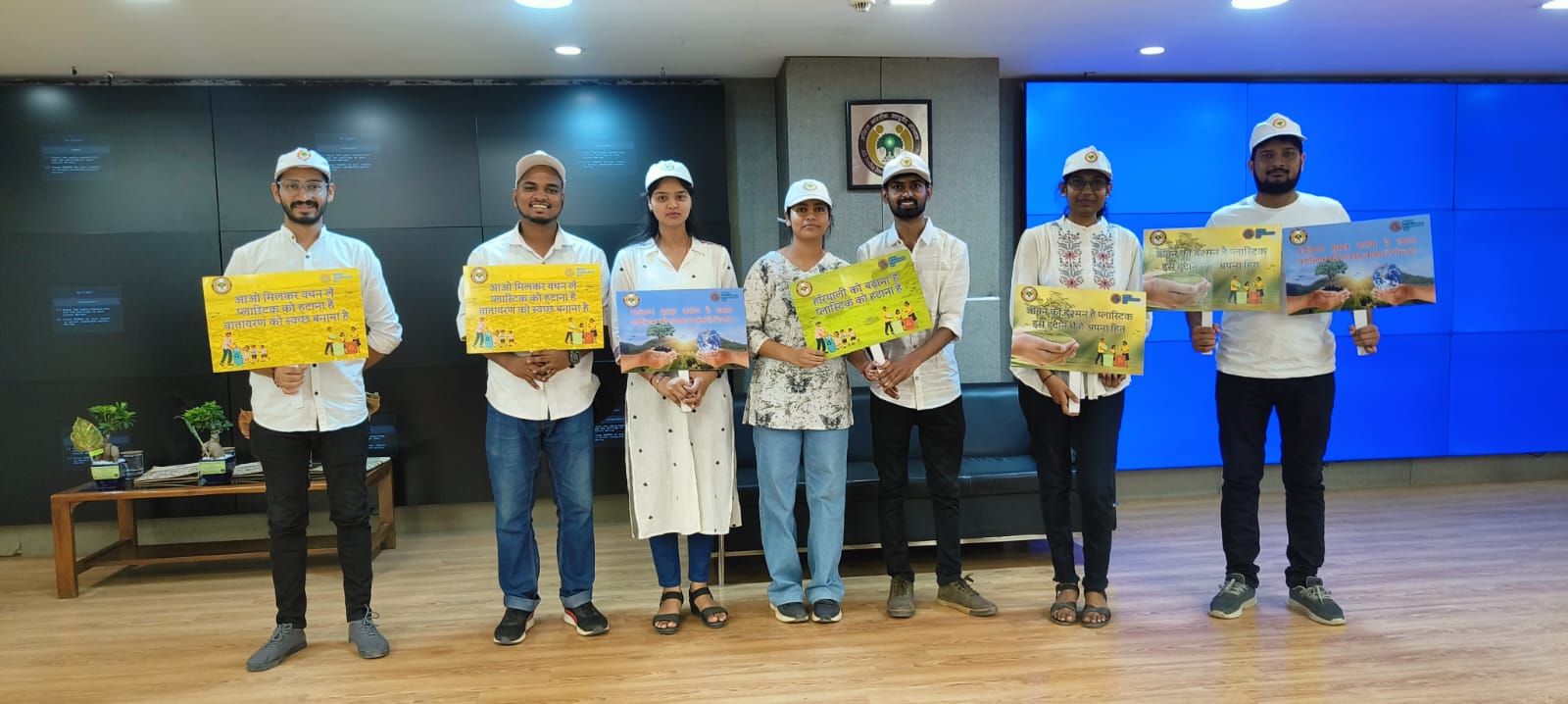एआईआईए में प्लास्टिक के नुकसान पर नाटक प्रस्तुत करते छात्र एआईआईए में प्लास्टिक के नुकसान पर नाटक प्रस्तुत करते छात्र