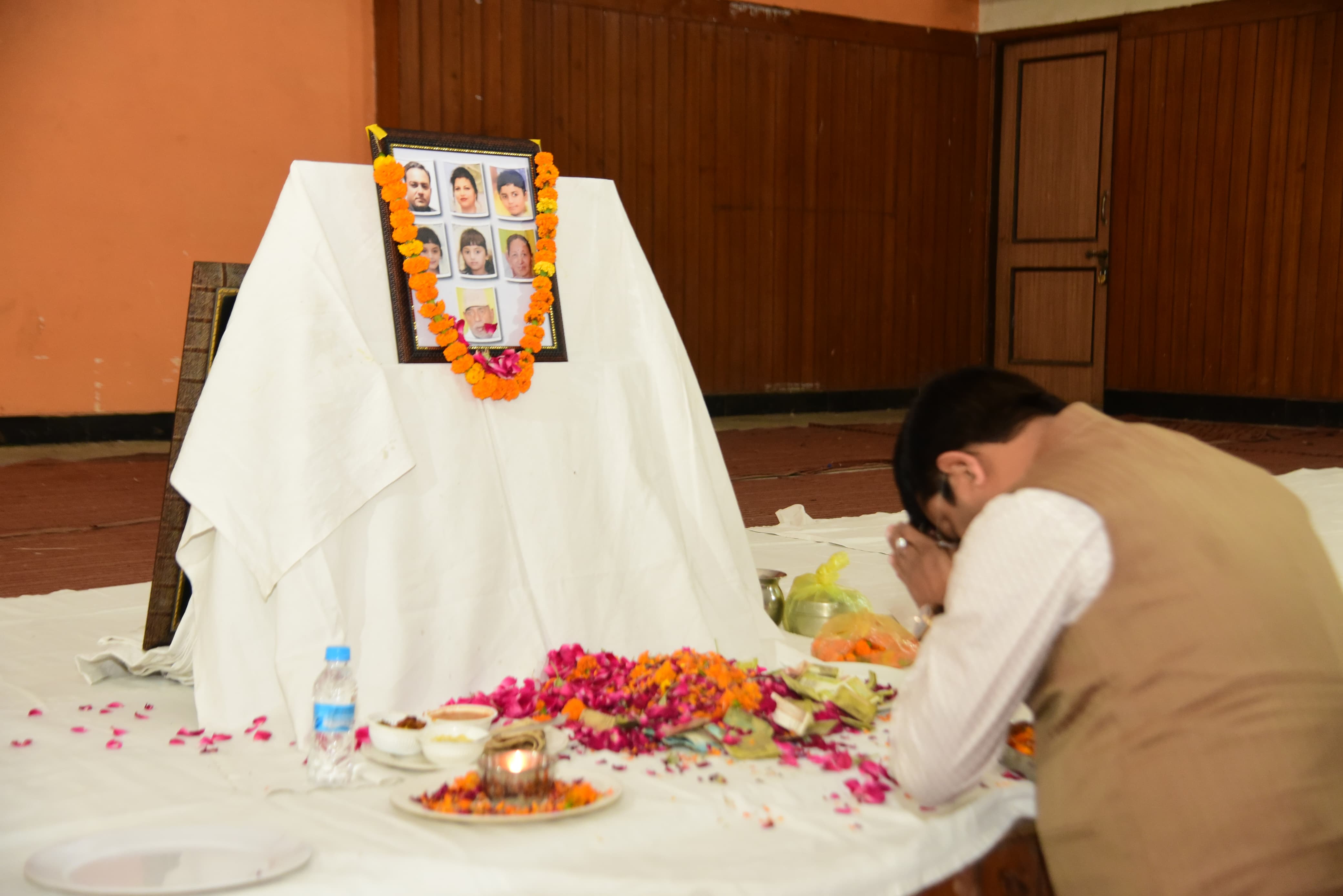 मृतकों के चित्र पर पुष्प अर्पित कर शोक व्यक्त करते मंत्री नंदी मृतकों के चित्र पर पुष्प अर्पित कर शोक व्यक्त करते मंत्री नंदी