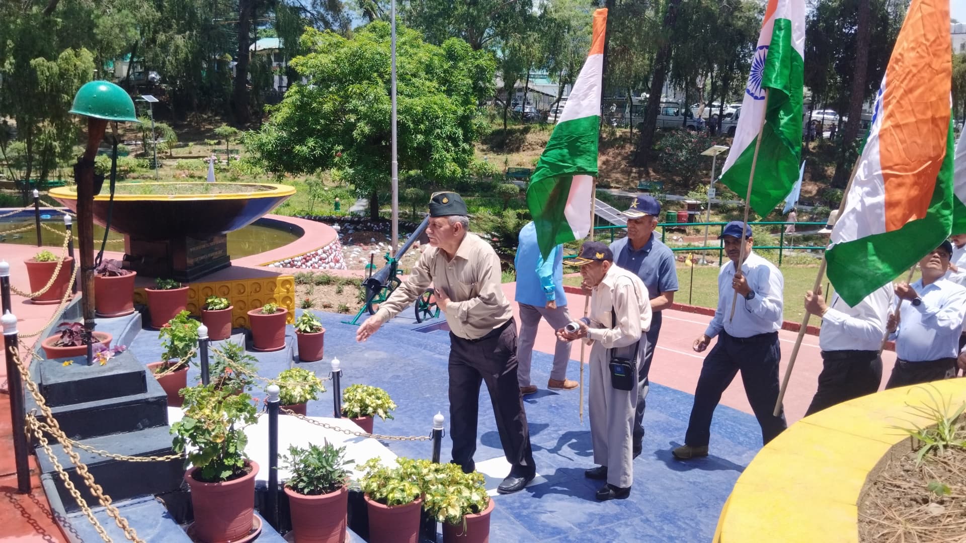 शहीदों को नमन करते हुए पूर्व सैनिक अधिकारी। शहीदों को नमन करते हुए पूर्व सैनिक अधिकारी।