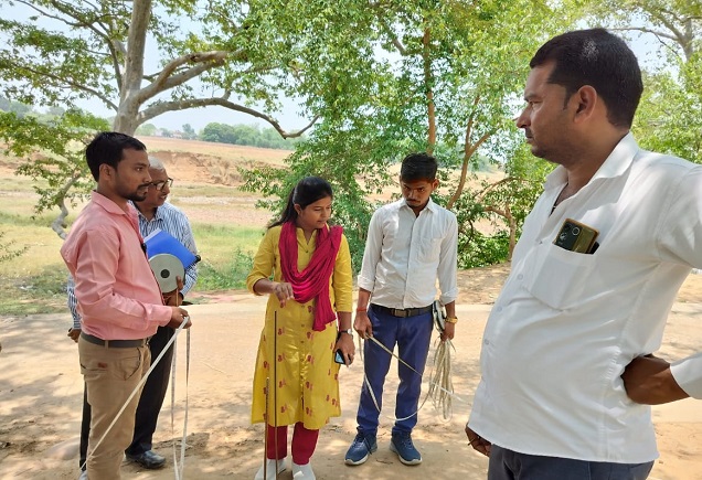 स्थल निरीक्षण करती परियोजना के प्रोजेक्ट मैनेजर हरिशंकर गुप्ता और अवर अभियंता साधना वर्मा की टीम । स्थल निरीक्षण करती परियोजना के प्रोजेक्ट मैनेजर हरिशंकर गुप्ता और अवर अभियंता साधना वर्मा की टीम ।