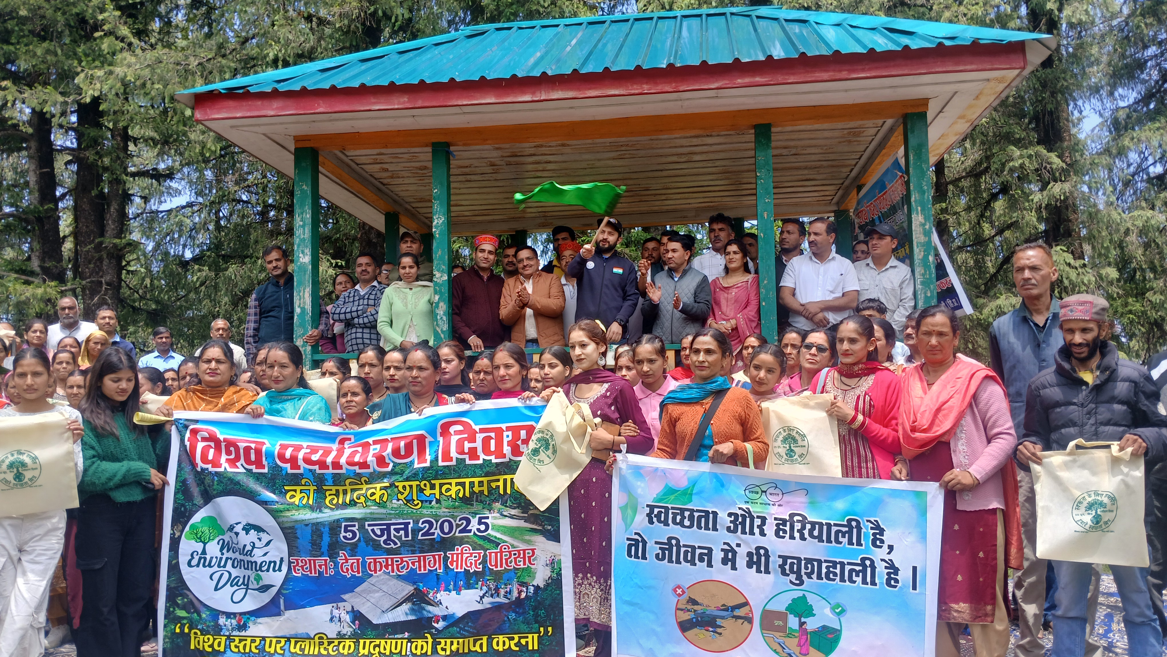 एक पेड़ मां के नाम अभियान की झंडी दिखाते हुए उपायुक्त एक पेड़ मां के नाम अभियान की झंडी दिखाते हुए उपायुक्त