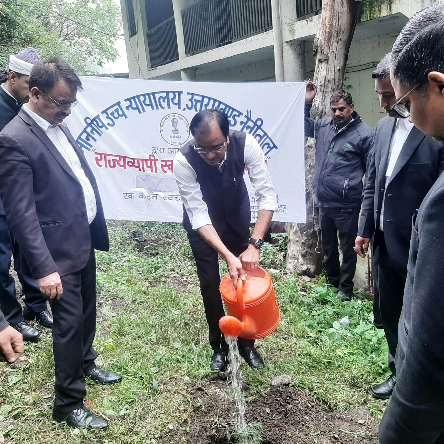 विश्व पर्यावरण दिवस पर पौधरोपण करते जिला न्यायाधीश सुबीर कुमार। विश्व पर्यावरण दिवस पर पौधरोपण करते जिला न्यायाधीश सुबीर कुमार।