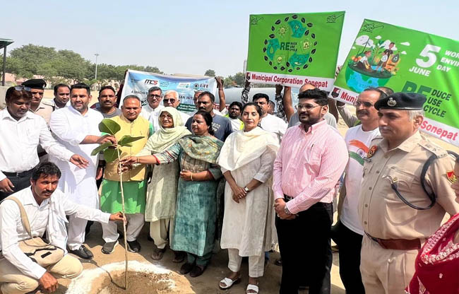 सोनीपत: विश्व  पर्यावरण दिवस पर पौधरोपण करते हुए मेयर, विधायक व पुलिस आयुक्त