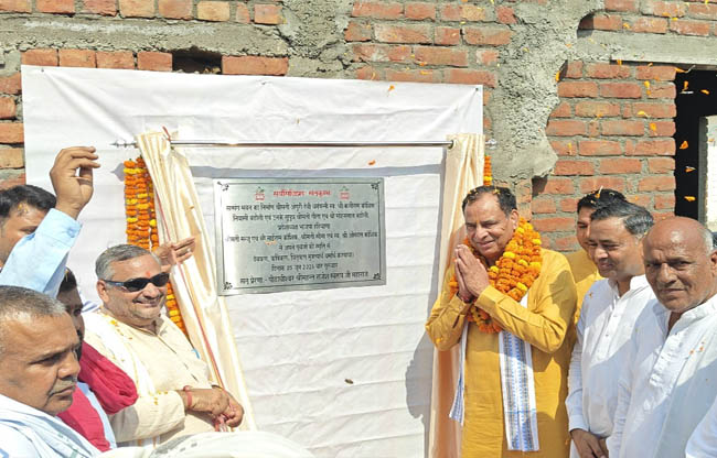 सोनीपत: नव-निर्मित सत्संग सभागार, लंगर हॉल के उद्घाटन करते हुए माेहन लाल बडौली व पीठाधीश्वर राजेश स्वरुप सोनीपत: नव-निर्मित सत्संग सभागार, लंगर हॉल के उद्घाटन करते हुए माेहन लाल बडौली व पीठाधीश्वर राजेश स्वरुप