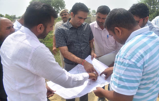 सोनीपत: निरीक्षण के दौरान उपायुक्त डा. मनोज कुमार जानकारी लेते हुए सोनीपत: निरीक्षण के दौरान उपायुक्त डा. मनोज कुमार जानकारी लेते हुए