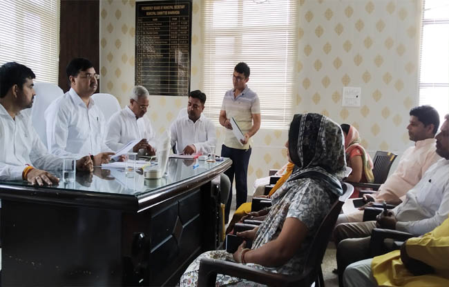 चुनाव की प्रक्रिया को पूरा करते एसडीएम डॉ निर्मल नागर। चुनाव की प्रक्रिया को पूरा करते एसडीएम डॉ निर्मल नागर।