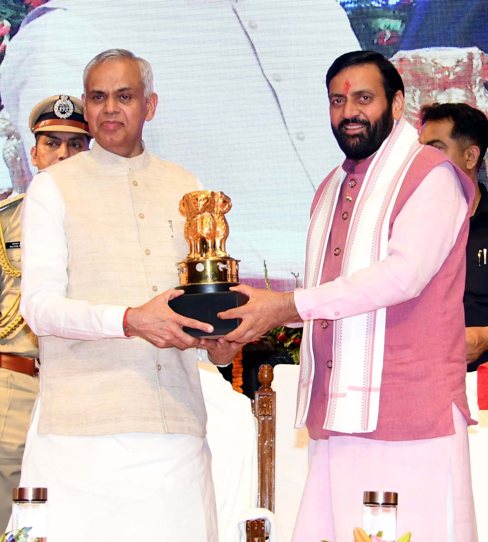 कार्यक्रम में पहुंचने पर राज्यपाल आचार्य देवव्रत का स्वागत करते मुख्यमंत्री नायब सिंह सैनी। कार्यक्रम में पहुंचने पर राज्यपाल आचार्य देवव्रत का स्वागत करते मुख्यमंत्री नायब सिंह सैनी।