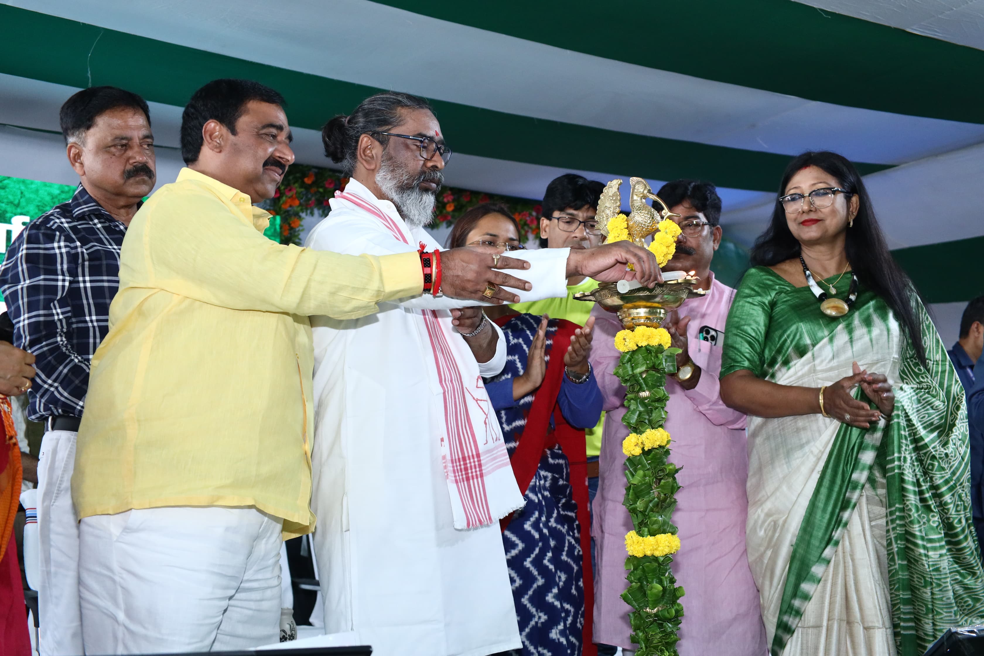 कार्यक्रम में मौजूद लोग उद्घाटन करते हुए कार्यक्रम में मौजूद लोग उद्घाटन करते हुए