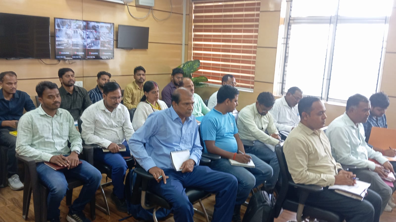 बैठक में शामिल अधिकारी बैठक में शामिल अधिकारी