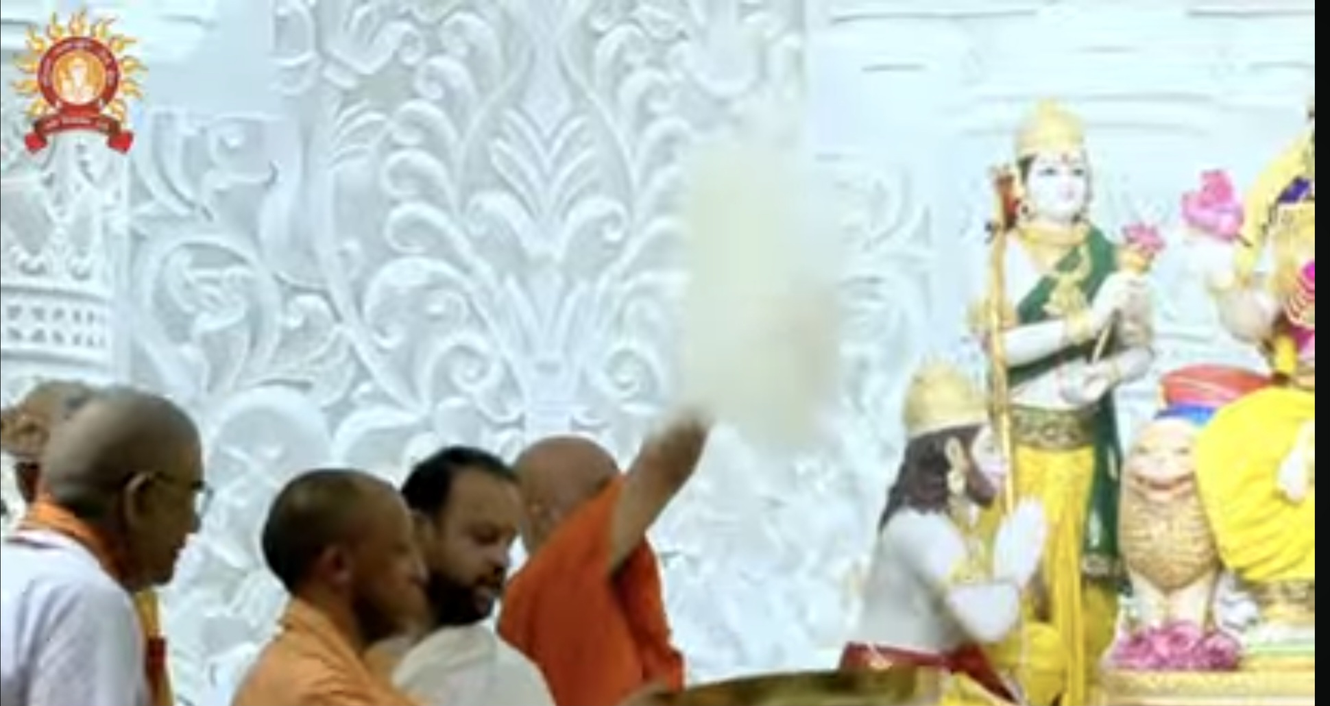 श्रीराम जन्मभूमि में श्री राम दरबार विग्रहों की प्राण प्रतिष्ठा पर मुख्यमंत्री योगी आदित्यनाथ ने उतारी आरती