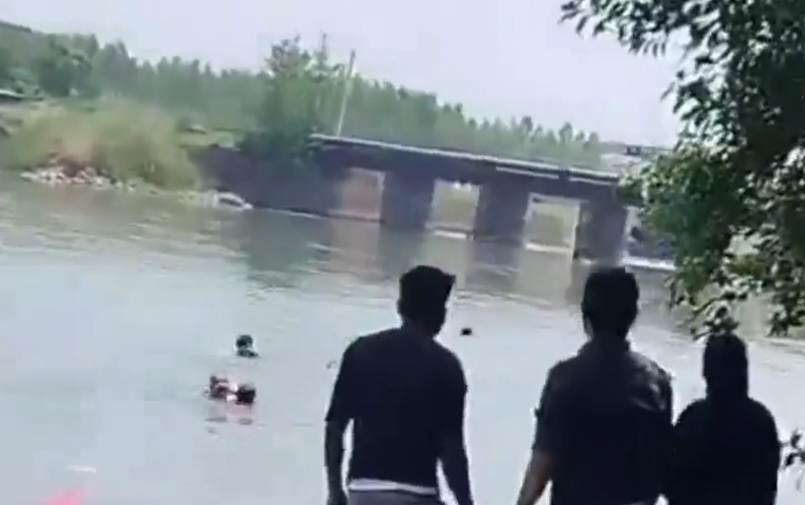 नहर में डूबता हुआ परिवार नहर में डूबता हुआ परिवार
