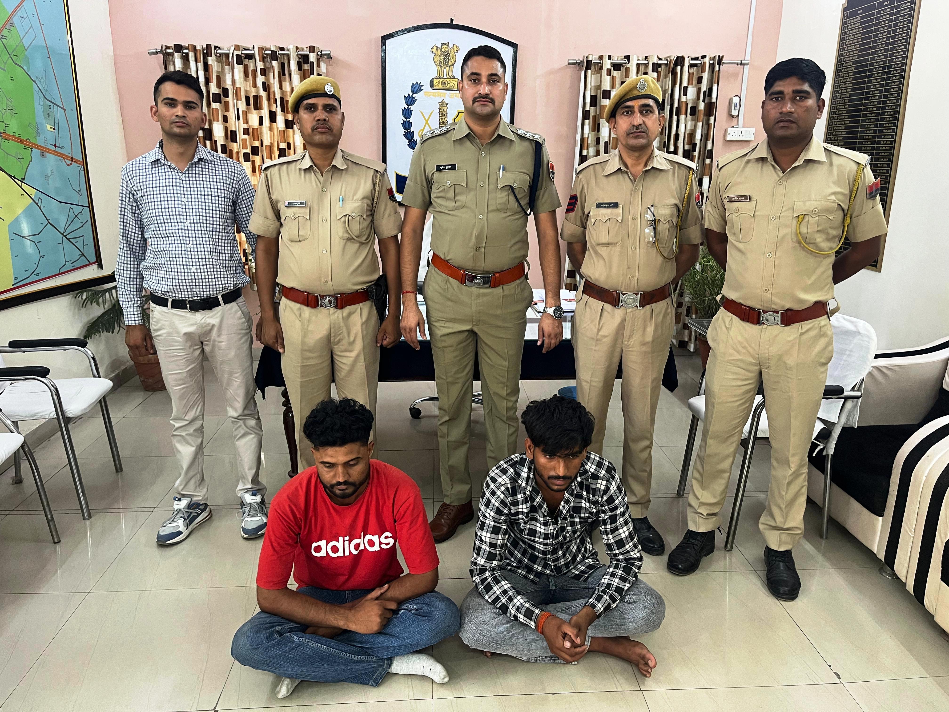 धौलपुर पुलिस ने फर्जी बैंककर्मी बनकर ठगी के दो आरोपी दबोचे