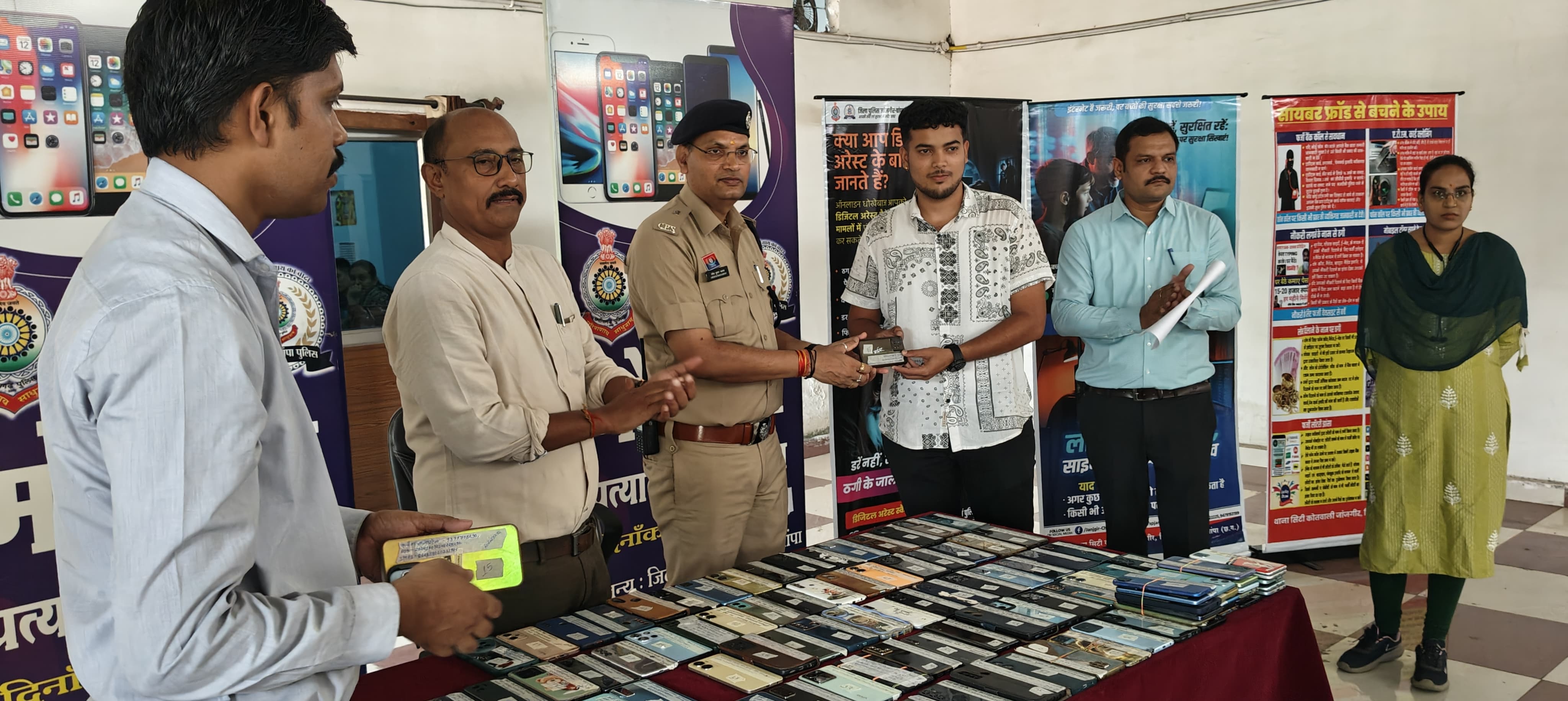 जांजगीर चांपा पुलिस की सराहनीय पहल: 115 गुम मोबाइल बरामद