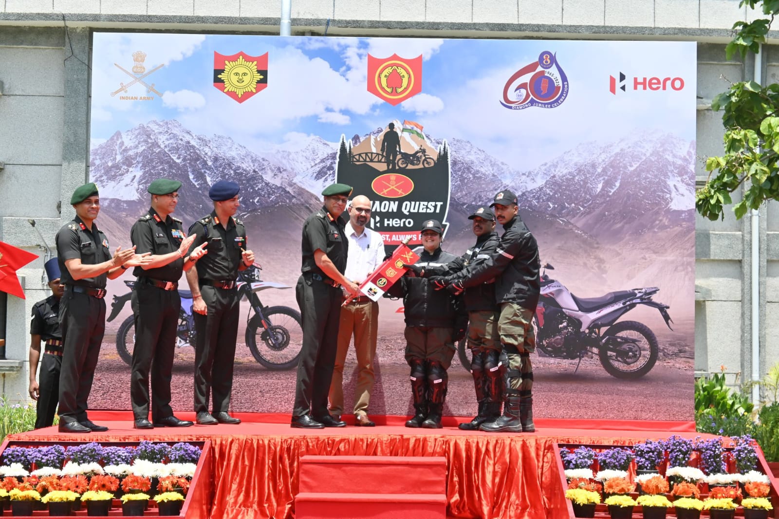 अभियान को हरी झंडी दिखाकर रवाना करते सेंट्रल कमांड के जनरल ऑफिसर कमांडिंग-इन-चीफ लेफ्टिनेंट जनरल अनिंद्य सेनगुप्ता। अभियान को हरी झंडी दिखाकर रवाना करते सेंट्रल कमांड के जनरल ऑफिसर कमांडिंग-इन-चीफ लेफ्टिनेंट जनरल अनिंद्य सेनगुप्ता।