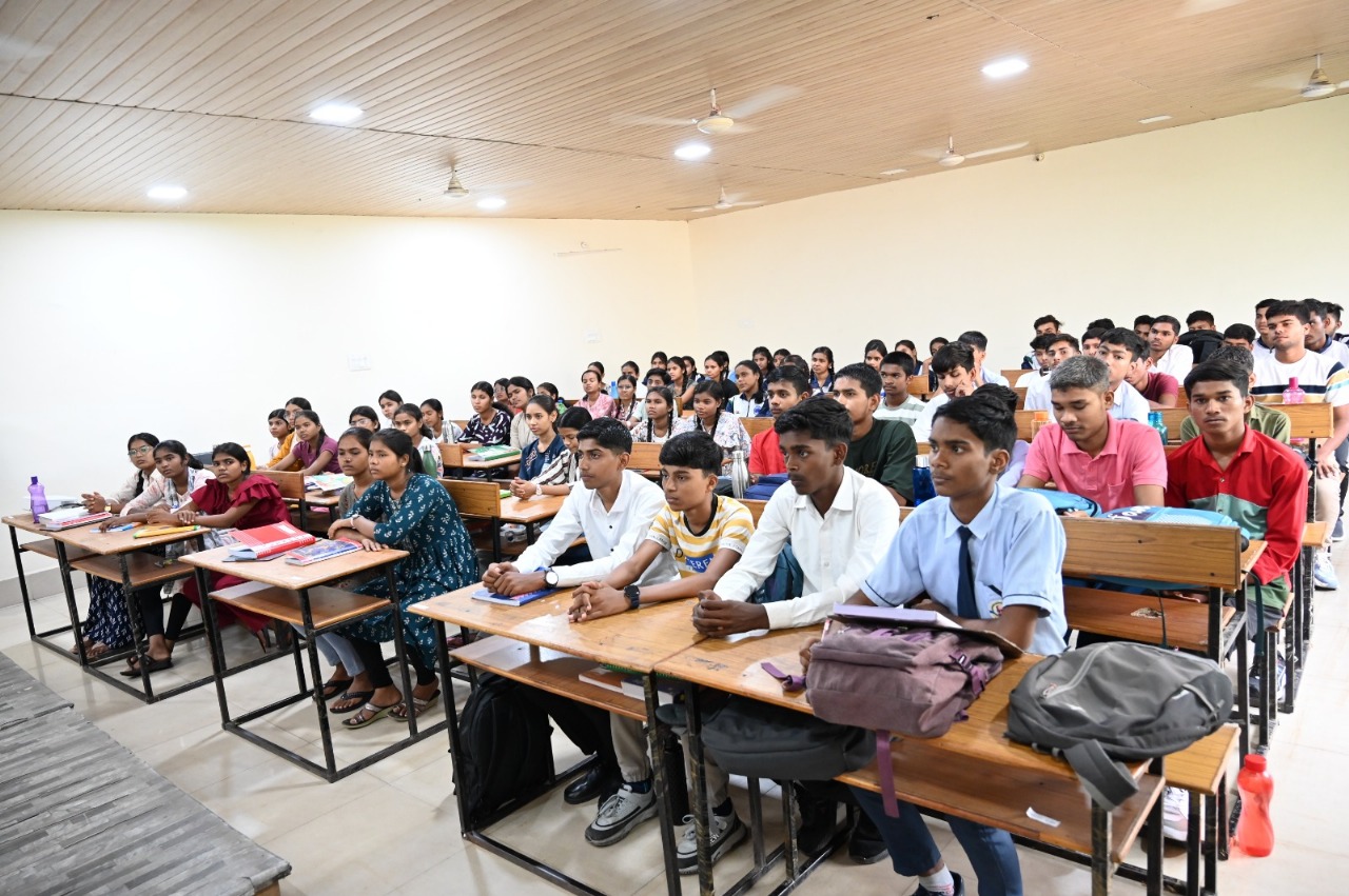 लगन और धैर्य के साथ मेहनत करने से सफलता निश्चित मिलेगी - कलेक्टर लगन और धैर्य के साथ मेहनत करने से सफलता निश्चित मिलेगी - कलेक्टर