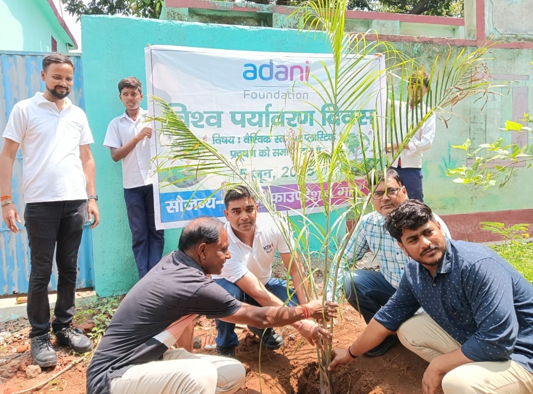 पौधारोपण करते अदानी परिवार के सदस्य पौधारोपण करते अदानी परिवार के सदस्य