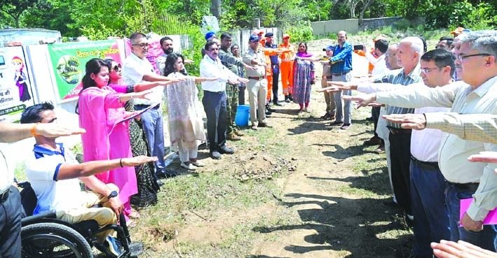 पर्यावरण की शपथ लेते हुए पर्यावरण की शपथ लेते हुए