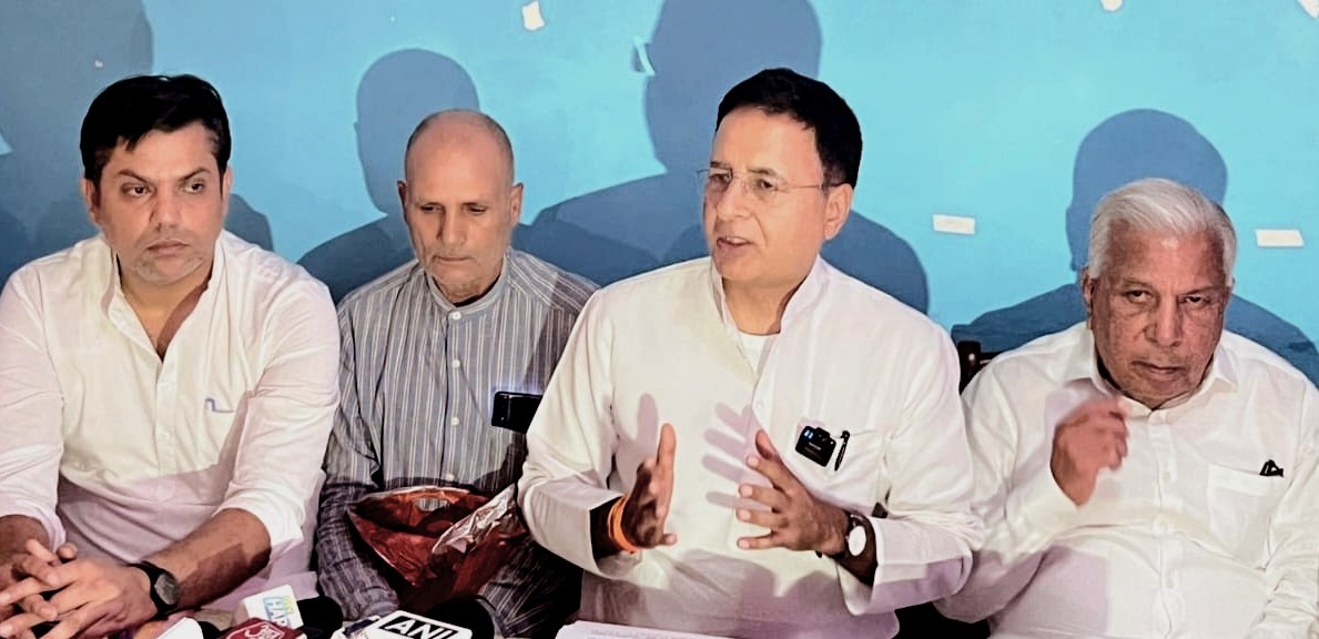 पानीपत में पत्रकारों से वार्ता करते सांसद रणदीप सिंह सुरजेवाला पानीपत में पत्रकारों से वार्ता करते सांसद रणदीप सिंह सुरजेवाला