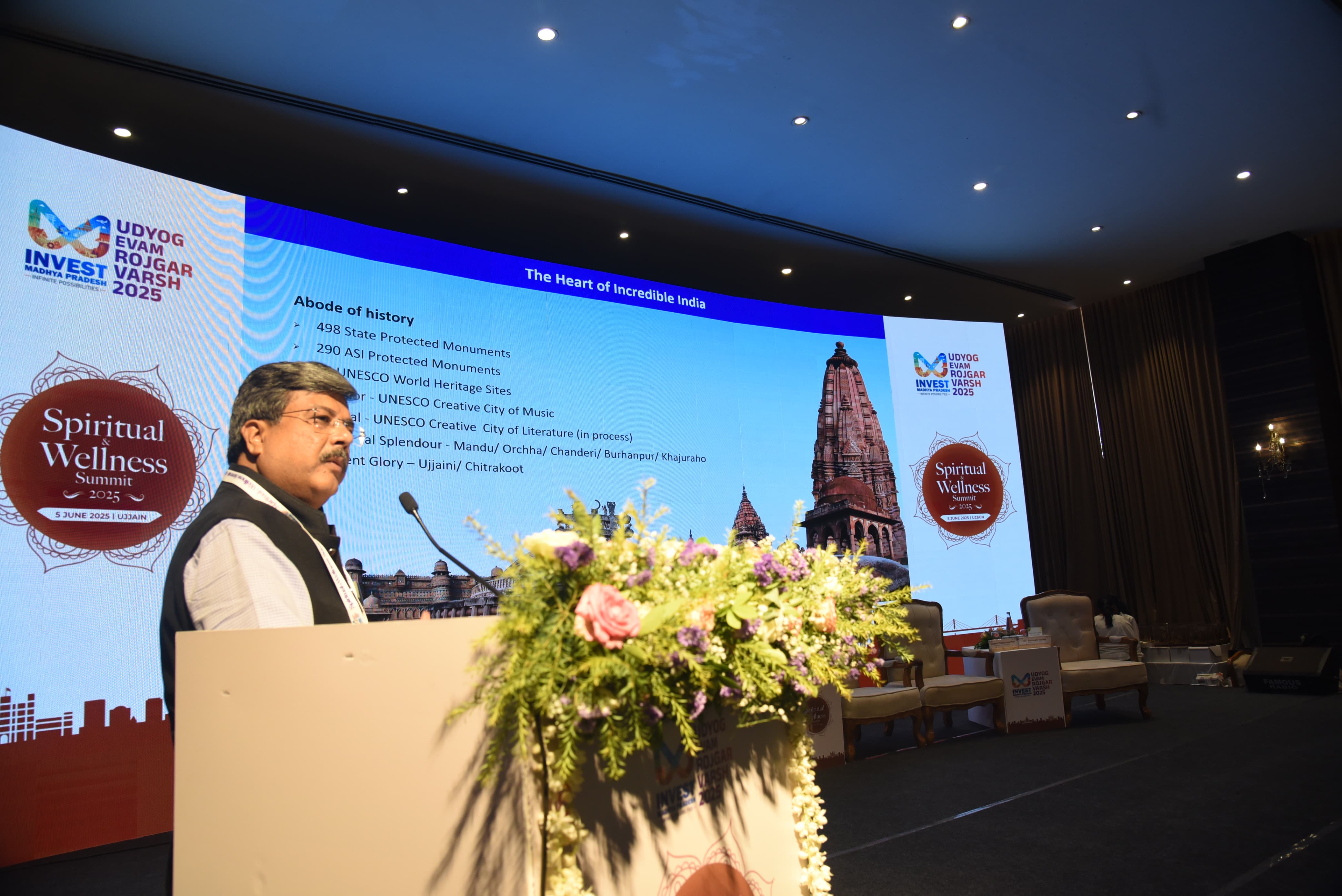 प्रमुख सचिव शुक्ला उज्जैन में स्पिरिचुअल और वेलनेस समिट के दौरान पैनल डिस्कशन में निवेशकों से चर्चा कर रहे थे। प्रमुख सचिव शुक्ला उज्जैन में स्पिरिचुअल और वेलनेस समिट के दौरान पैनल डिस्कशन में निवेशकों से चर्चा कर रहे थे।