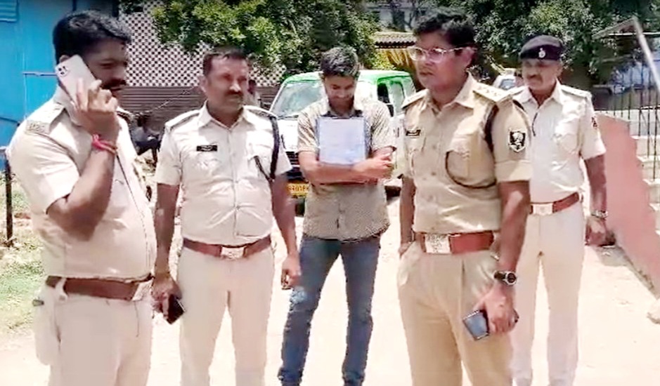 फुलवरिया में तैनात पुलिस अधिकारी फुलवरिया में तैनात पुलिस अधिकारी