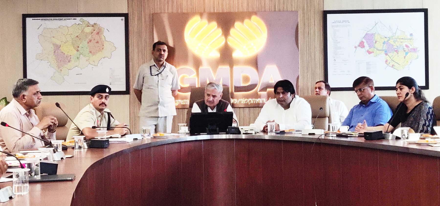 गुरुग्राम जीएमडीए में उच्चस्तरीय बैठक लेते केंद्रीय मंत्री राव इंद्रजीत सिंह।