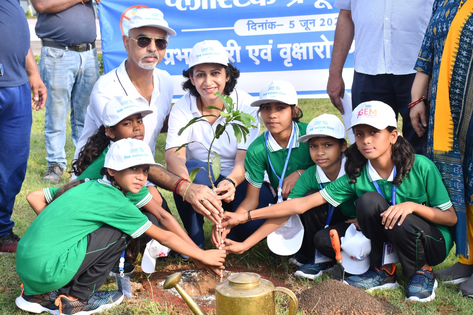 पौधा लगाते कार्यकारी निदेशक पौधा लगाते कार्यकारी निदेशक