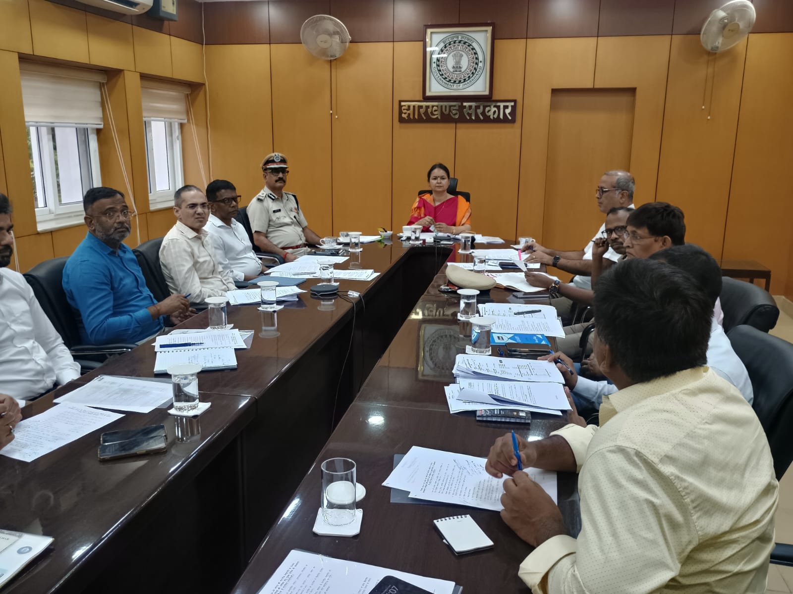 मुख्य सचिव बैठक करते हुए मुख्य सचिव बैठक करते हुए