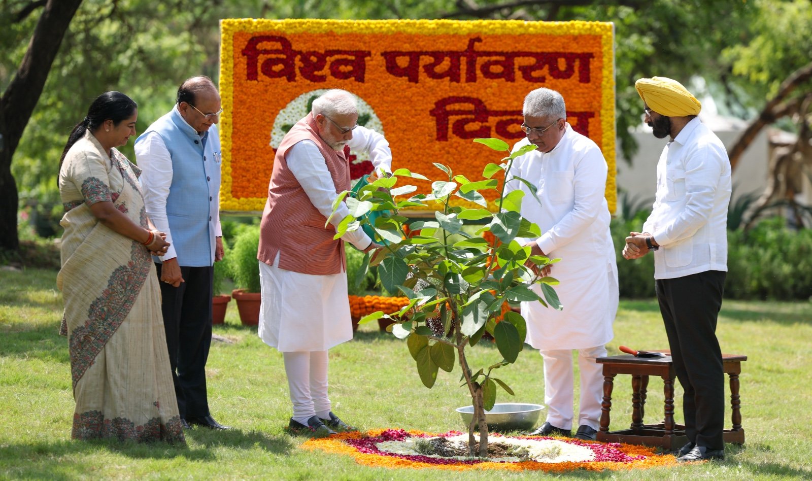 आधार ओपन करते प्रधानमंत्री आधार ओपन करते प्रधानमंत्री