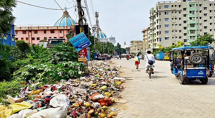 मायापुर में सड़क किनारे जगह-जगह कूड़े का ढेर, फैल रहा दुर्गंध मायापुर में सड़क किनारे जगह-जगह कूड़े का ढेर, फैल रहा दुर्गंध