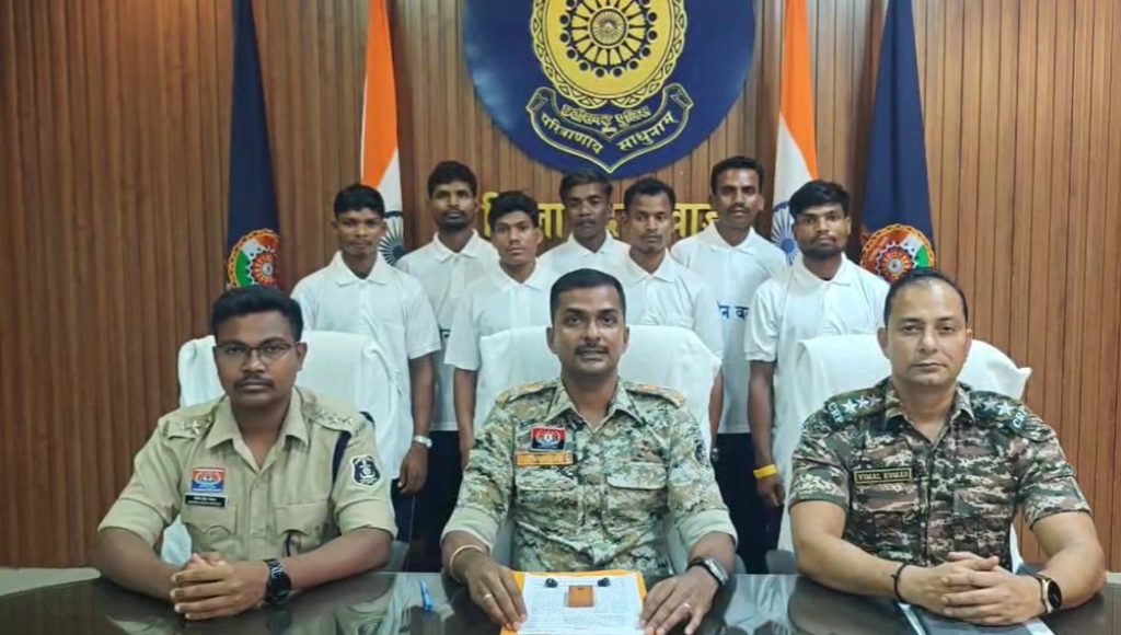 आत्मसमर्पित नक्सली पुलिस अधिकारियों के साथ आत्मसमर्पित नक्सली पुलिस अधिकारियों के साथ
