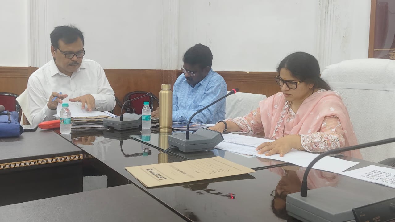 चकबन्दी कार्यों की समीक्षा बैठक करती डीएम प्रियंका निरंजन चकबन्दी कार्यों की समीक्षा बैठक करती डीएम प्रियंका निरंजन